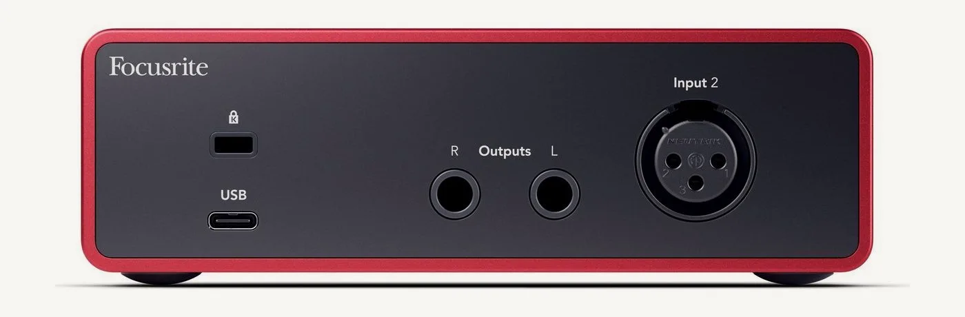 Face arrière du Scarlett Solo : encoche antivol, port USB-C, sorties ligne droite et gauche, entrée micro XLR