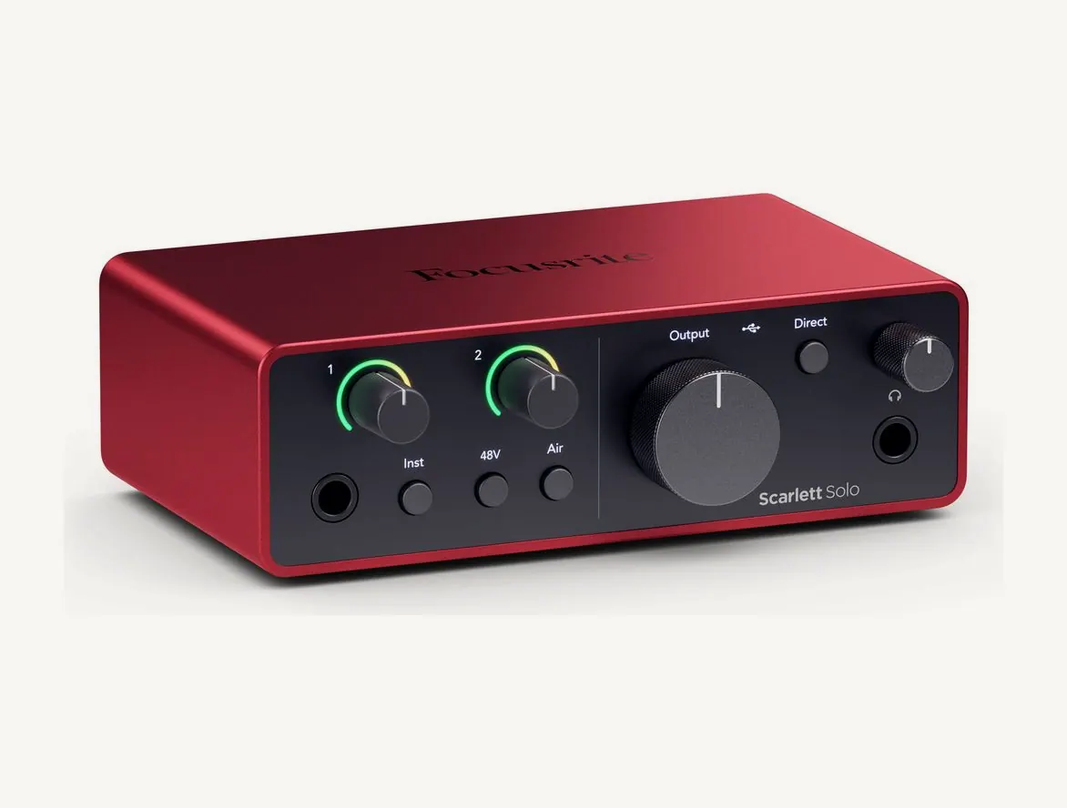 Interface audio Focusrite Scarlett Solo 4e génération vue de trois quarts, boîtier rouge et façade noire