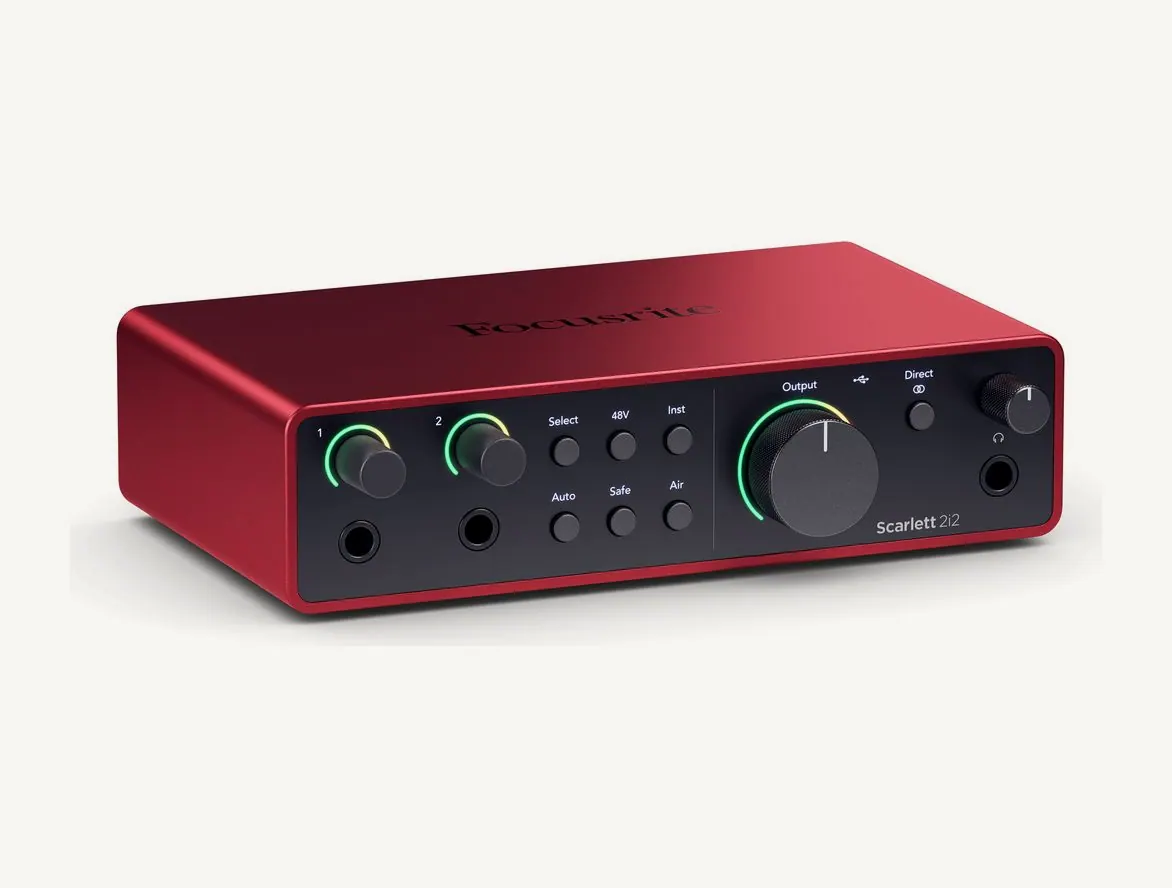 Interface audio Focusrite Scarlett 2i2 4e génération vue de trois quarts, boîtier rouge et façade noire à deux gains