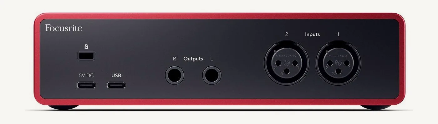 Face arrière du Scarlett 2i2 : encoche antivol, prise 5 V, port USB-C, sorties ligne et deux entrées XLR
