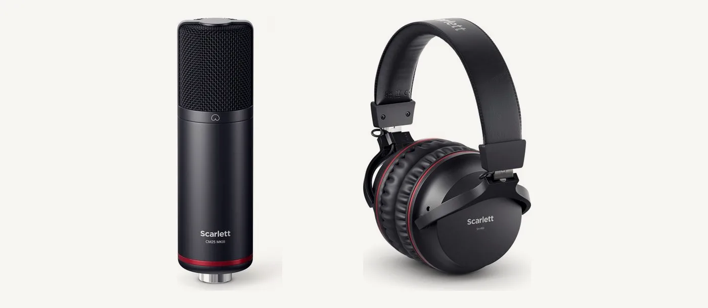 Micro statique Scarlett CM25 MkIII et casque fermé Scarlett SH-450 posés côte à côte