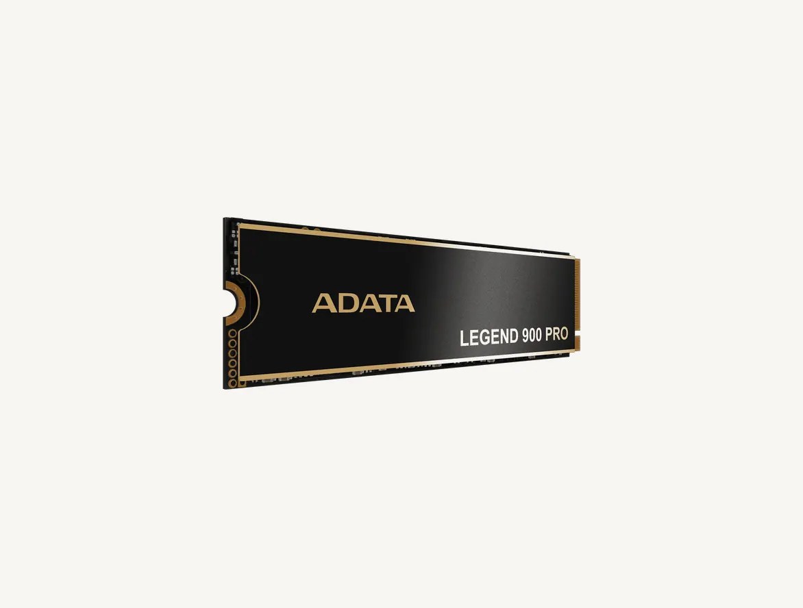 SSD ADATA LEGEND 900 PRO au format M.2 2280, étiquette noire et or, vu de trois quarts