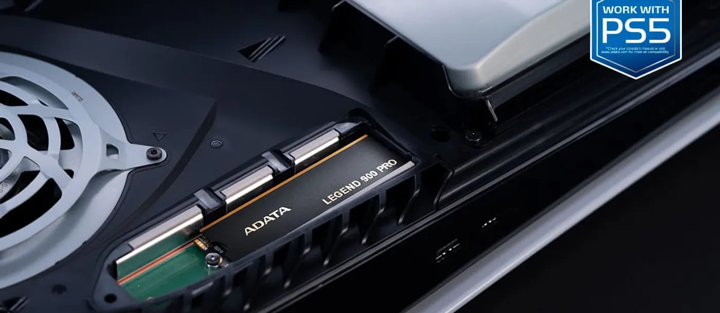 SSD ADATA LEGEND 900 PRO installé dans l'emplacement d'extension M.2 d'une PlayStation 5 ouverte