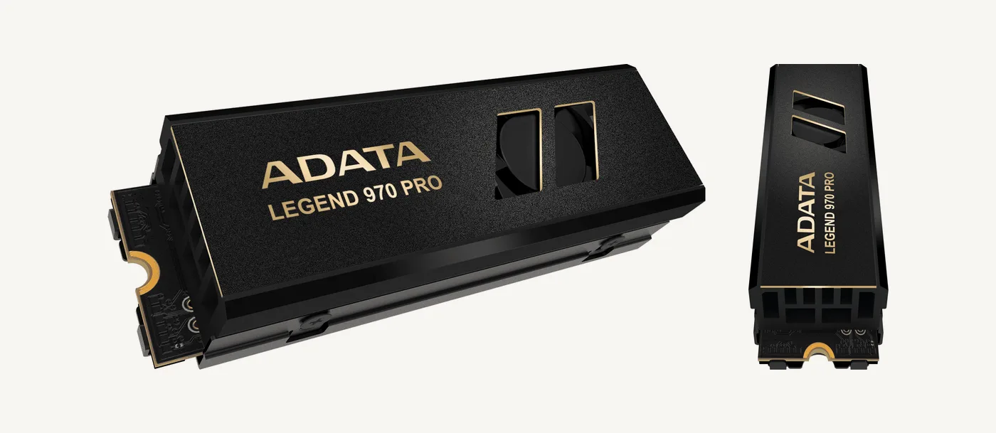 Deux vues du SSD ADATA LEGEND 970 PRO : les ouïes du ventilateur sur le capot et, en bout, les canaux des ailettes en aluminium