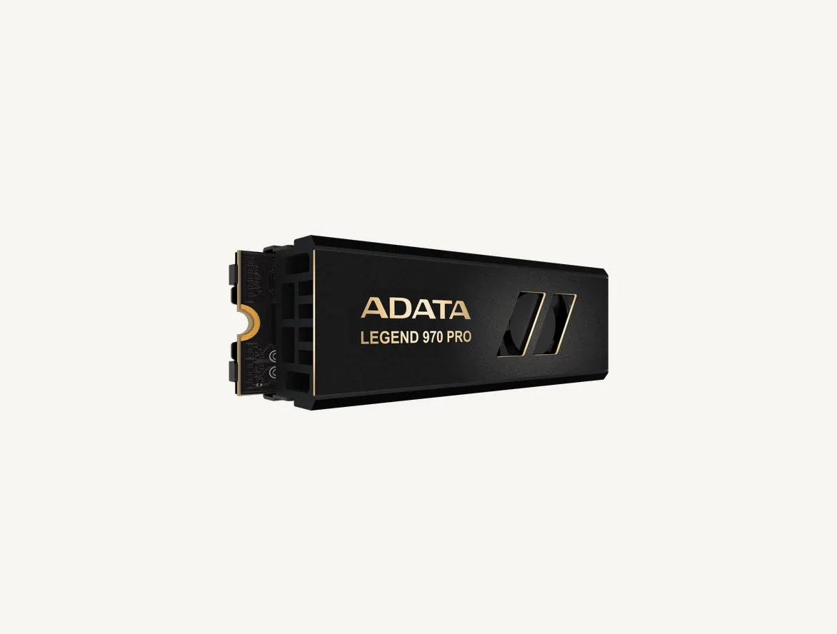 SSD ADATA LEGEND 970 PRO avec son refroidisseur noir et or, vu de trois quarts