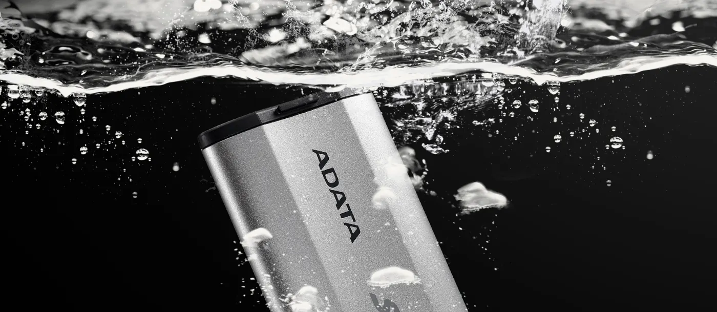 SSD ADATA SD810 gris argent plongeant dans l'eau au milieu des bulles