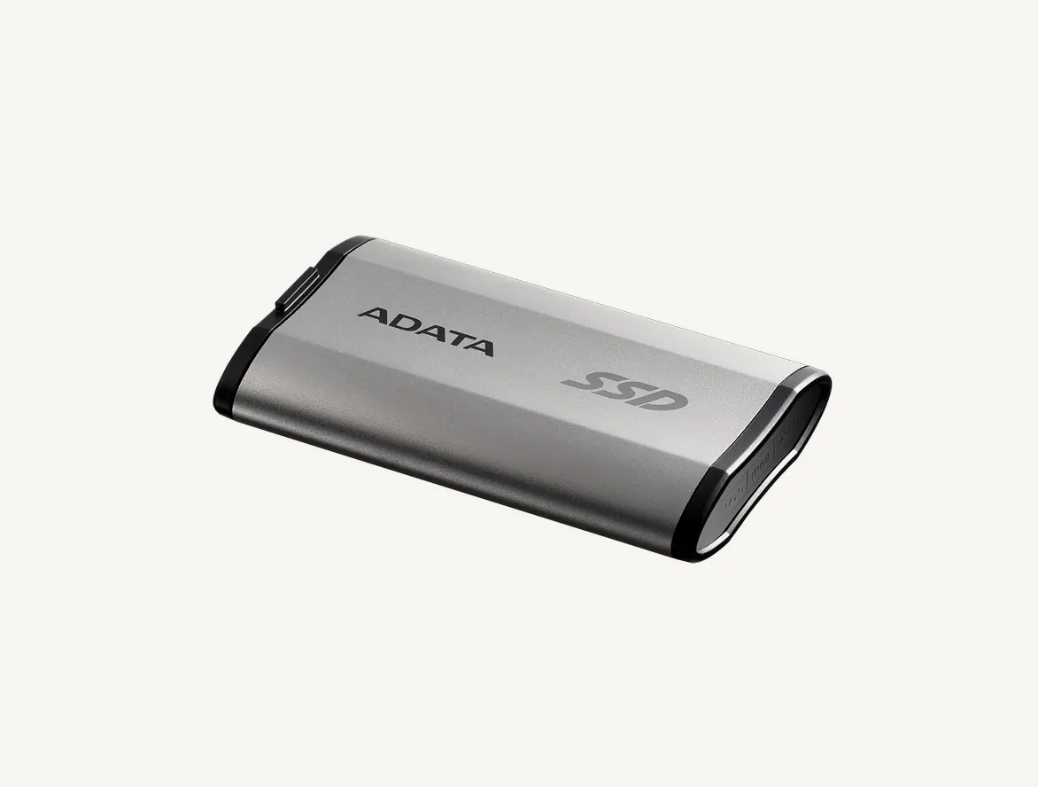 SSD externe ADATA SD810 gris argent vu de trois quarts, bords noirs et port USB-C protégé