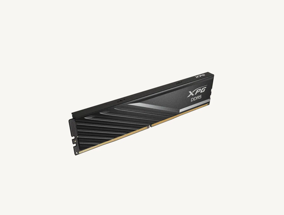 Barrette mémoire DDR5 XPG Lancer Blade noire vue de trois quarts, dissipateur strié à profil bas