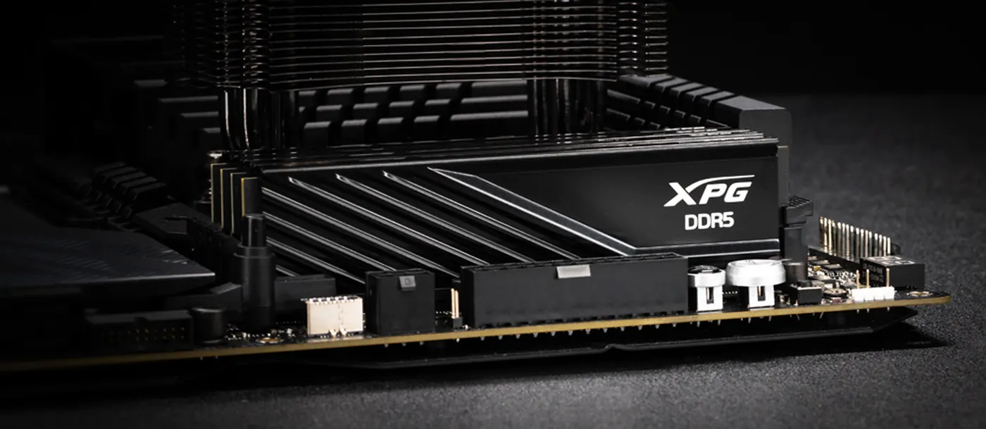 Barrette XPG Lancer Blade montée sur une carte mère, sous les ailettes d'un grand refroidisseur de processeur