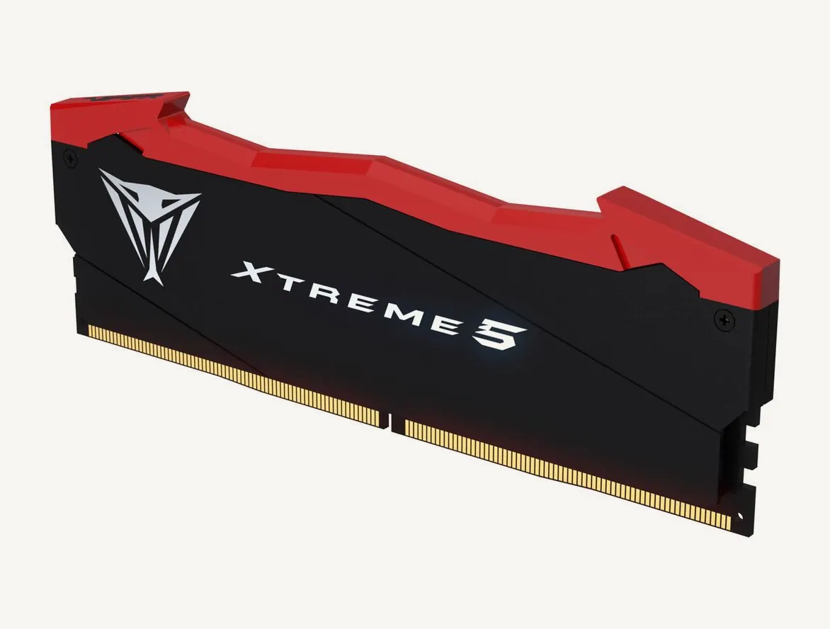 Barrette Patriot Viper Xtreme 5 non RGB vue de trois quarts, dissipateur noir mat et barre rouge en tête de serpent
