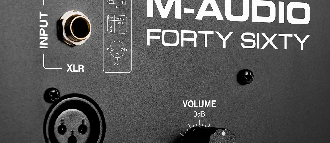 Face arrière de la Forty Sixty : entrée jack TRS, entrée XLR et bouton de volume sous le logo