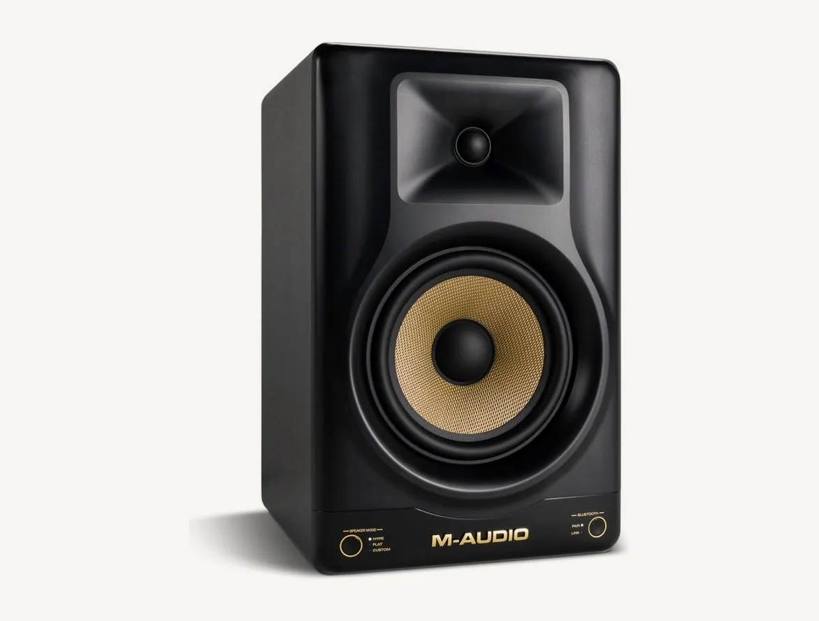 Enceinte de monitoring M-Audio Forty Sixty vue de trois quarts, coffret noir, boomer Kevlar doré et tweeter sur guide d'ondes