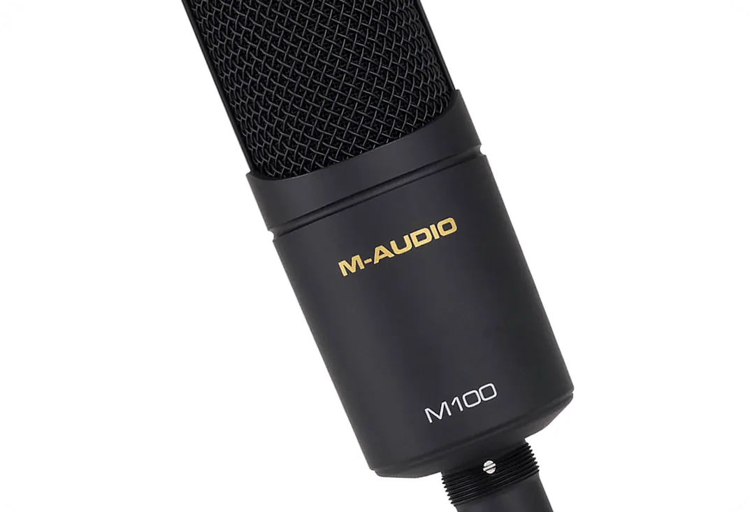 Micro statique M-Audio M100 noir, logo doré, vu en gros plan