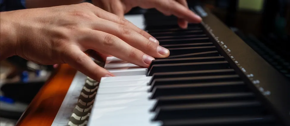 Mains qui jouent sur les touches semi-lestées du Keystation 61 MK3