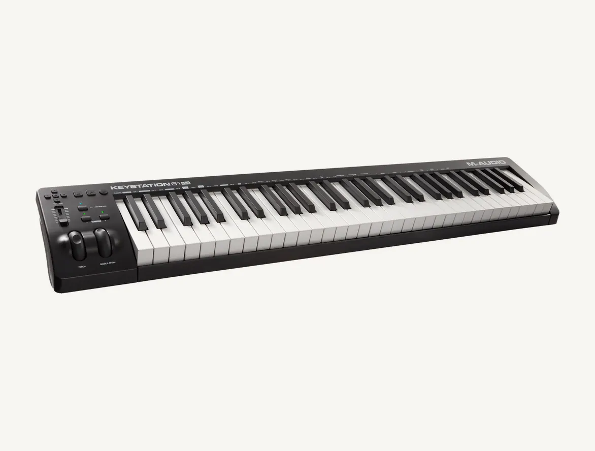 Clavier maître M-Audio Keystation 61 MK3 vu de trois quarts, 61 touches et commandes à gauche