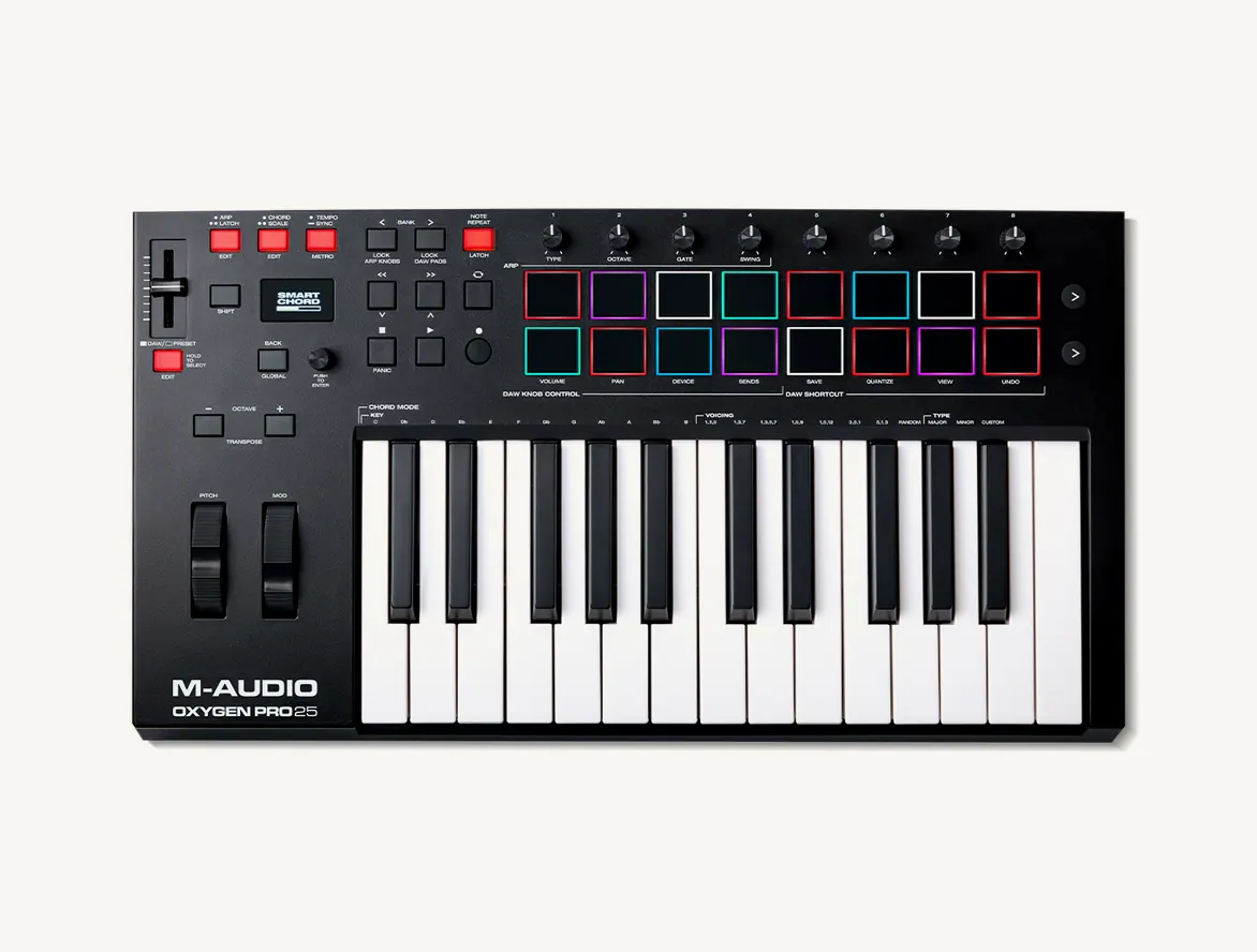 Oxygen Pro 25 vu de dessus : fader, boutons de transport, écran, potentiomètres et pads au-dessus du clavier