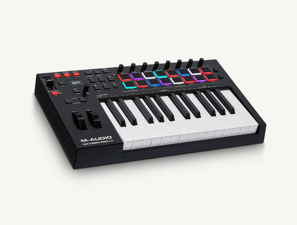 Clavier maître M-Audio Oxygen Pro 25 vu de trois quarts : 25 touches, 16 pads éclairés, 8 potentiomètres et écran