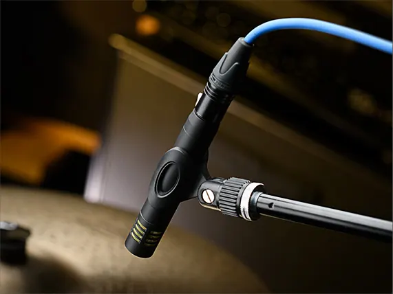 Micro statique OH-2 sur pied, orienté vers une cymbale