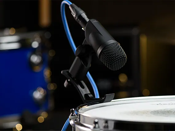 Micro ST-4 fixé sur le cercle d'une caisse claire, câble XLR branché