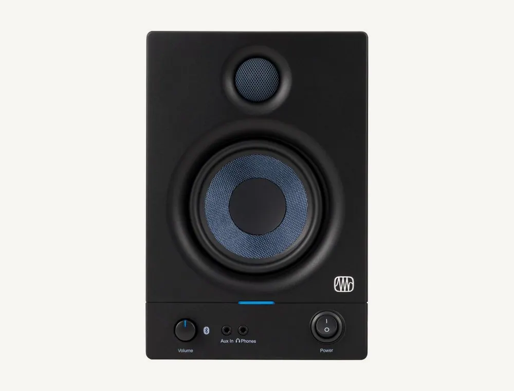 Façade de l'enceinte active Eris 4.5BT : bouton de volume, entrée auxiliaire, prise casque et interrupteur