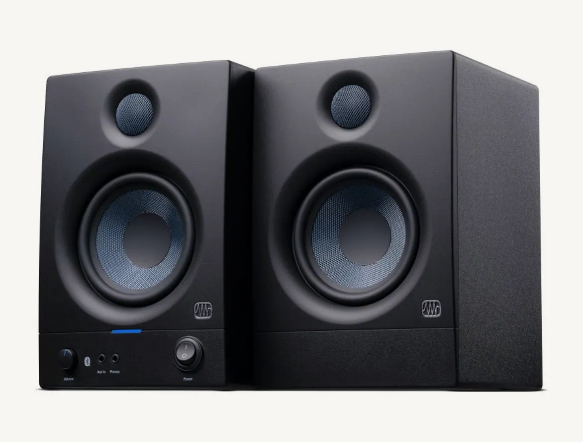 Paire de moniteurs PreSonus Eris 4.5BT noirs vue de trois quarts, commandes sur l'enceinte de gauche