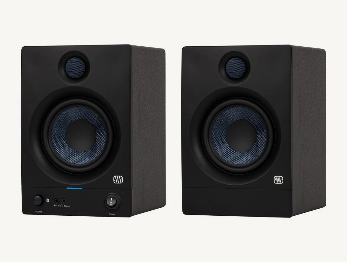 Paire de moniteurs PreSonus Eris 5BT noirs vue de trois quarts, woofers bleus en composite tissé