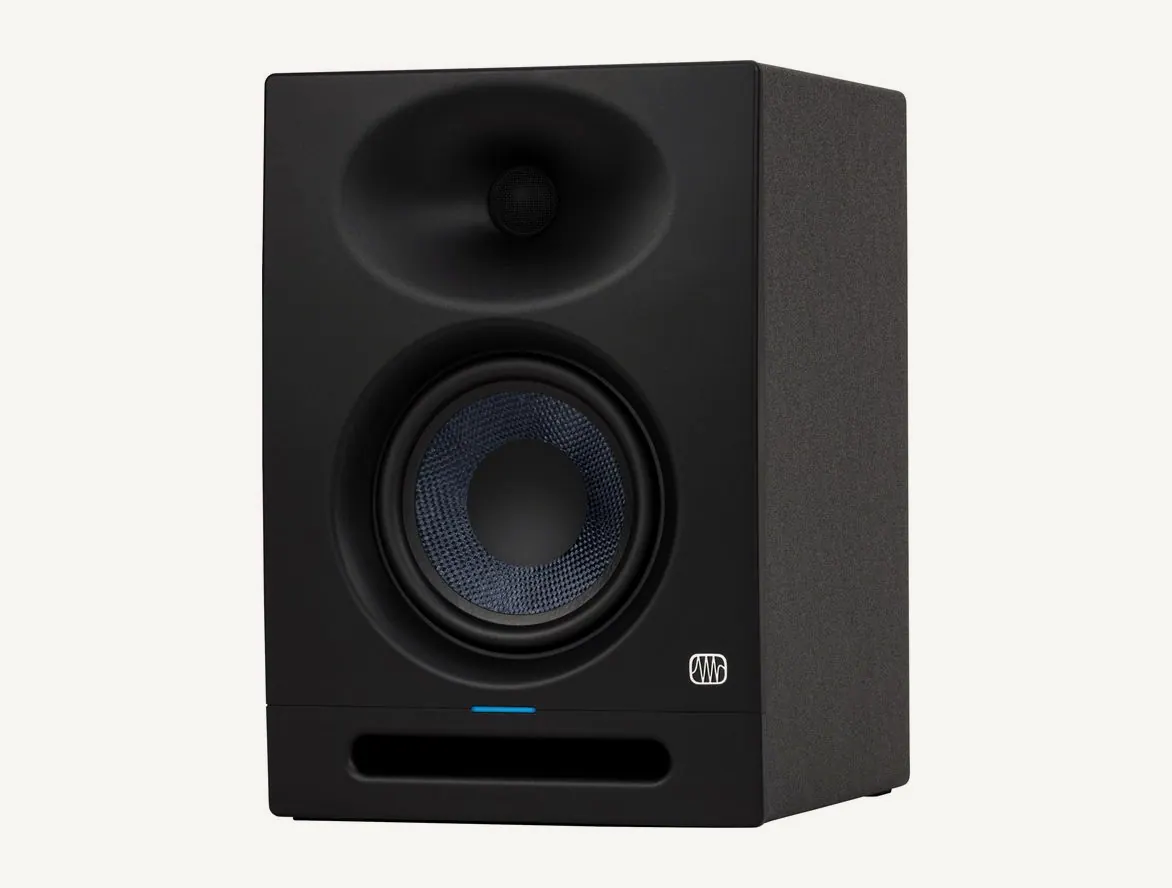 Moniteur PreSonus Eris Studio 5 noir vu de trois quarts, guide d'ondes autour du tweeter et évent sous le woofer