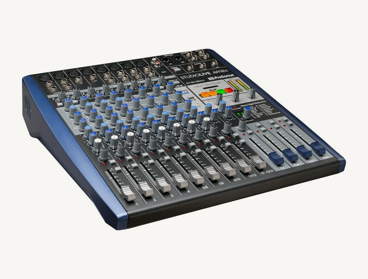 Table de mixage PreSonus StudioLive AR12c vue de trois quarts, faders à l'avant et joues latérales bleues
