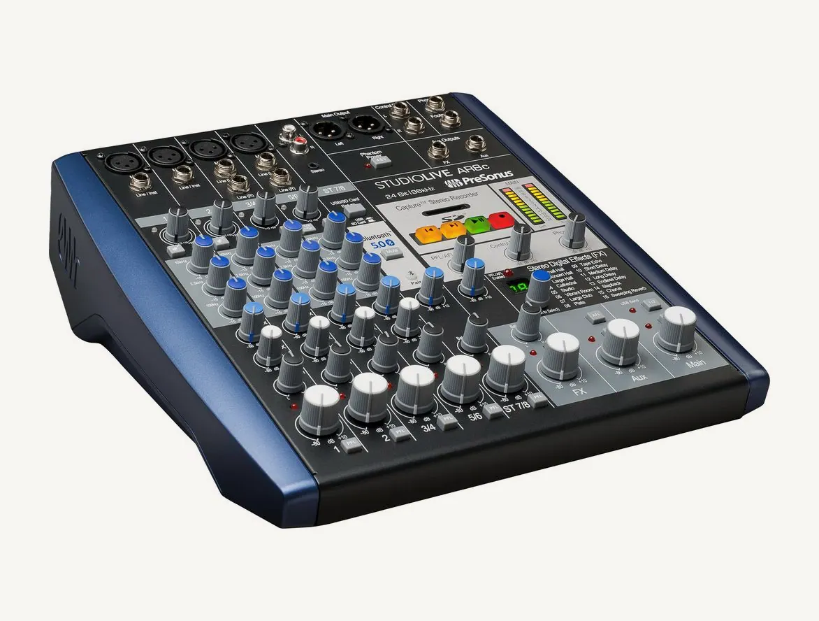 Table de mixage compacte PreSonus StudioLive AR8c vue de trois quarts, potentiomètres de niveau à l'avant