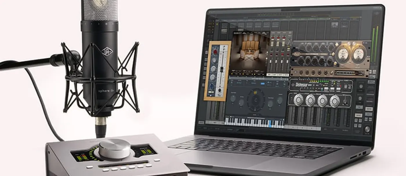 Apollo Twin X Gen 2 posé devant un ordinateur portable ouvert sur des plug-ins UAD, micro de studio sur pied