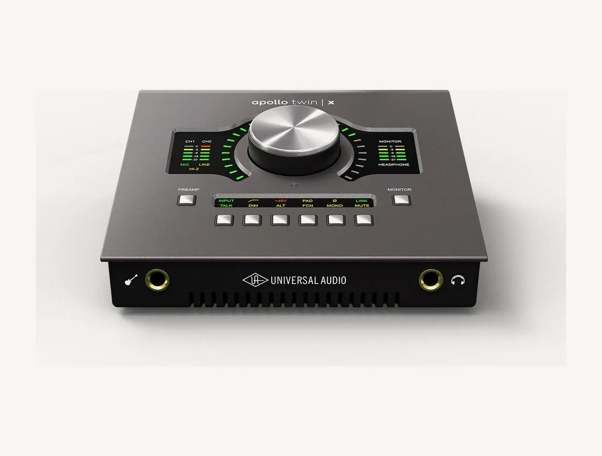 Apollo Twin X USB de trois quarts, boîtier gris foncé, grand bouton Level et vumètres verts, entrée Hi-Z et casque en façade