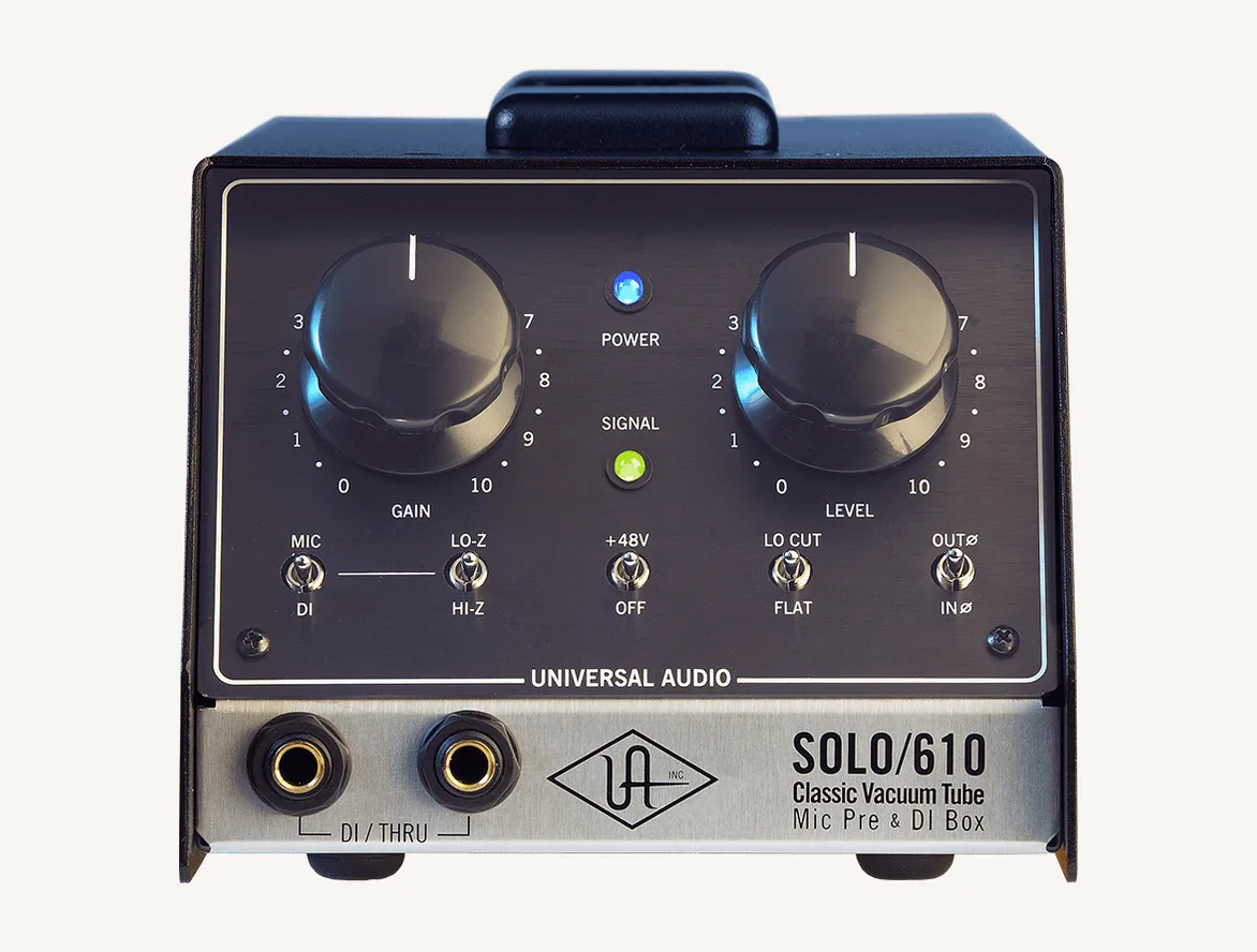 Préampli à lampes Universal Audio SOLO/610 vu de face, boutons GAIN et LEVEL, prises DI et THRU