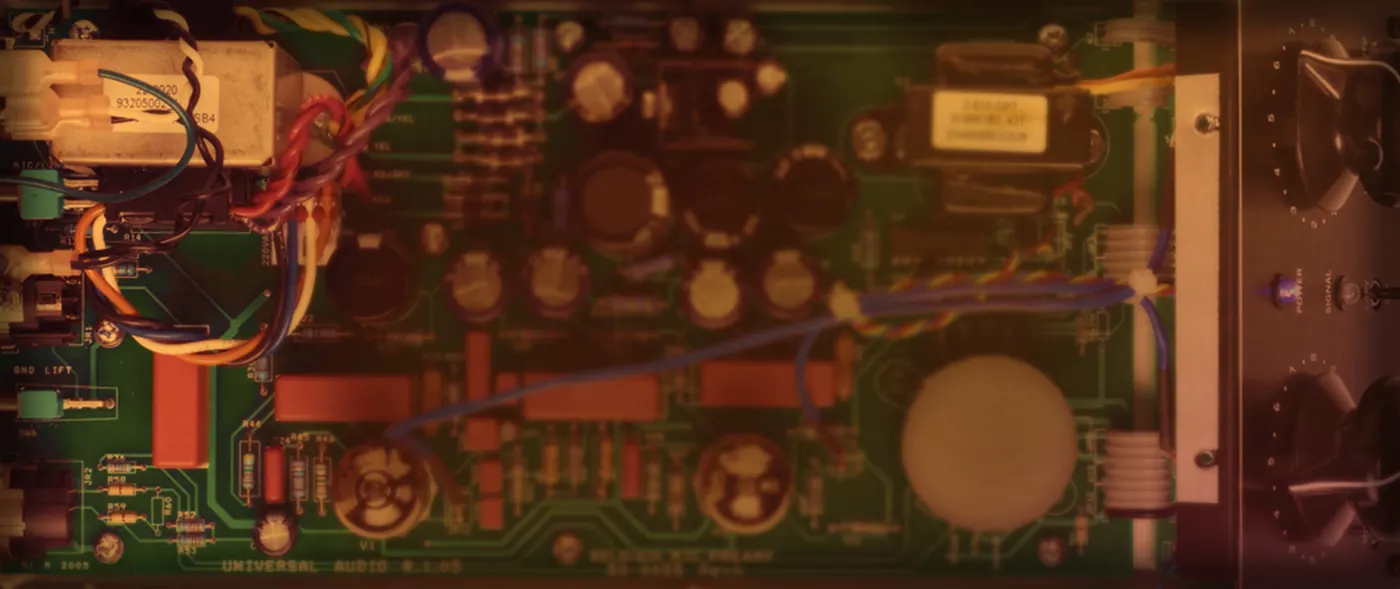 Vue intérieure du SOLO/610 : circuit imprimé, transformateurs et câblage, face avant à droite