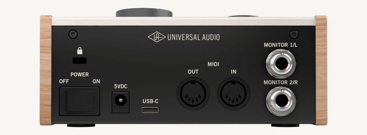 Face arrière de la Volt 176 : interrupteur, entrée 5 V CC, USB-C, MIDI Out et In, sorties Monitor 1/L et 2/R