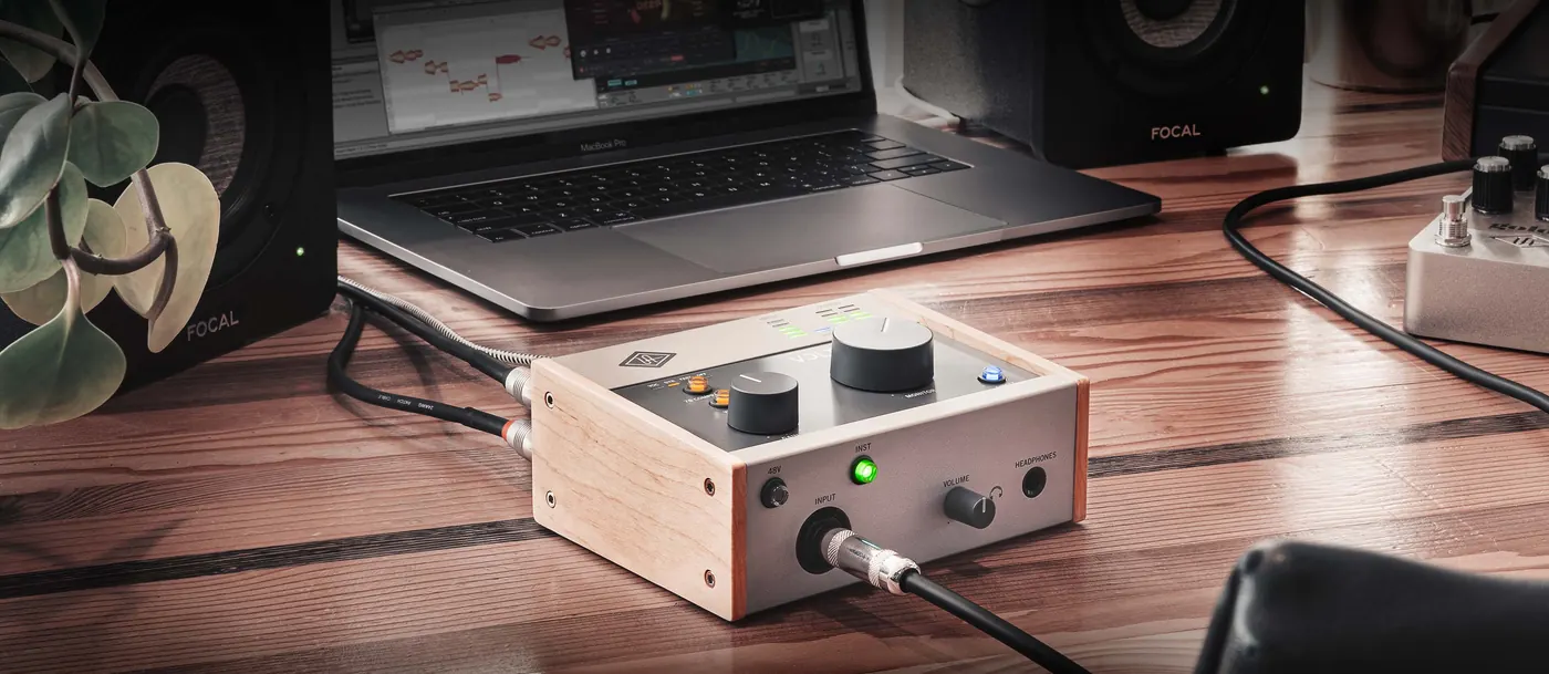 Volt 176 branchée sur un bureau en bois, câble jack dans l'entrée combo et voyant INST allumé