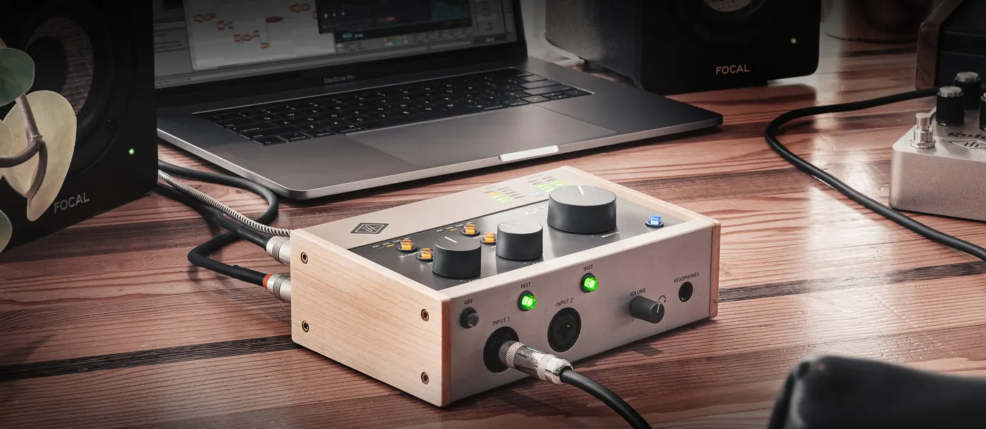 Volt 276 sur un bureau en bois, deux entrées câblées devant un ordinateur portable