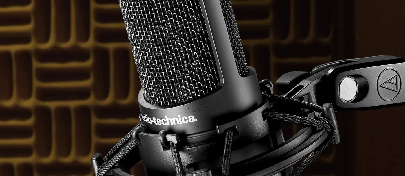 Micro AT2035 monté dans sa suspension antichoc, dans un studio traité