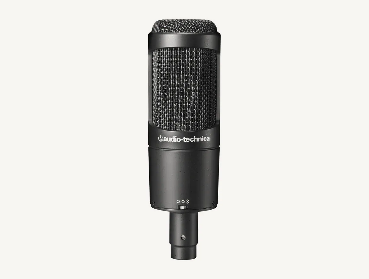 Micro à condensateur Audio-Technica AT2050 vu de face, sélecteur de directivité sous le logo
