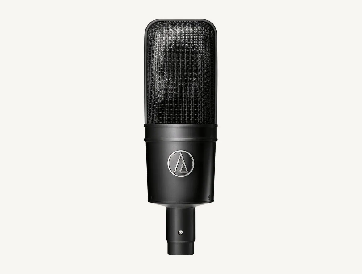 Micro à condensateur Audio-Technica AT4040 vu de face, logo triangle sur le corps noir