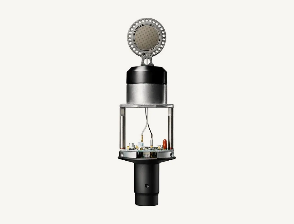 Intérieur de l'AT4040 : capsule grande membrane et circuit sans transformateur