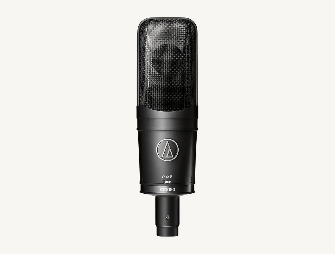 Micro à condensateur Audio-Technica AT4050 vu de face, sélecteurs sous le logo