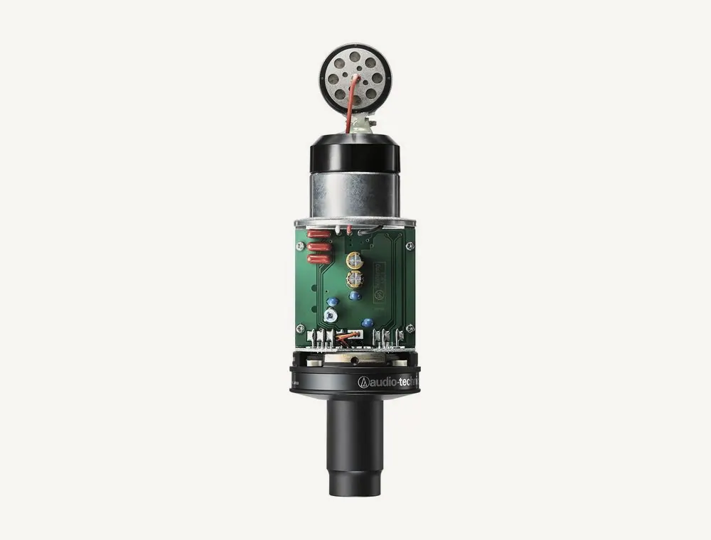 Intérieur de l'AT4050 : capsule à double diaphragme et carte électronique