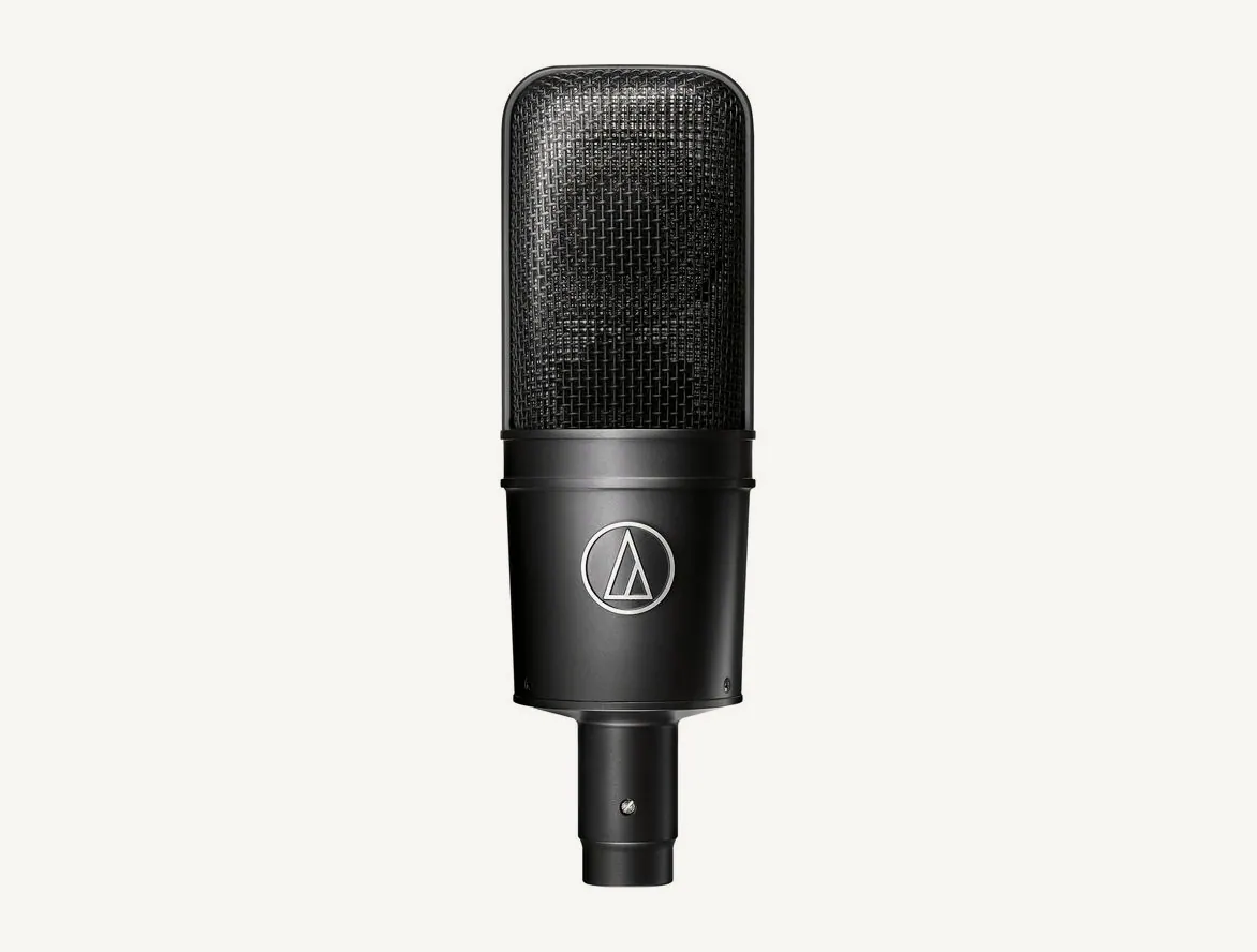 Micro à condensateur Audio-Technica AT4033a vu de face, corps noir mat