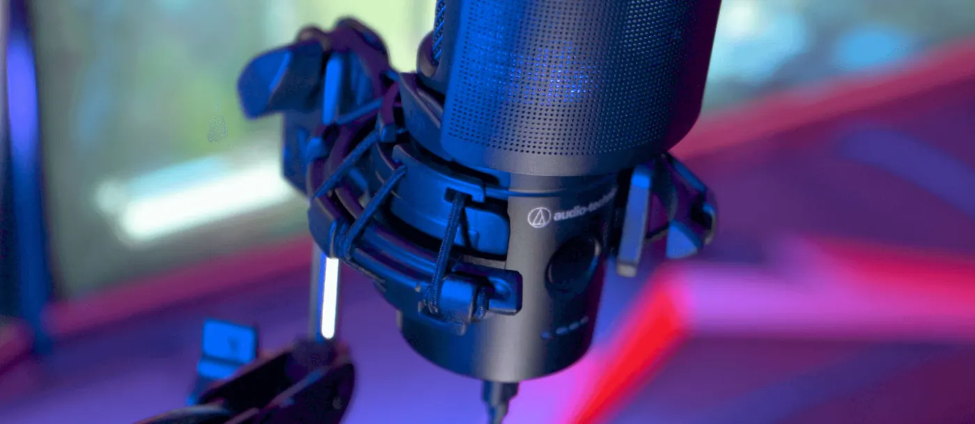 AT2020USB-XP sur un bras de micro, filtre anti-pop clipsé, poste de streaming