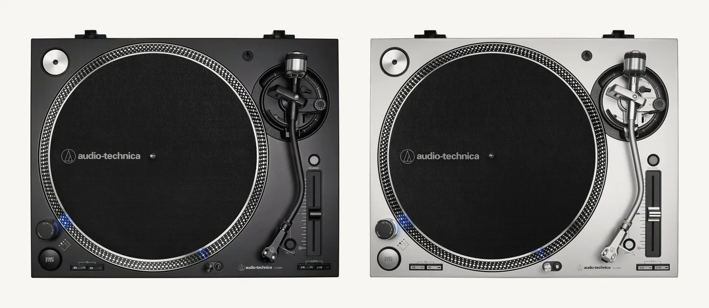 Les deux coloris de l'AT-LP140XP vus de dessus, la version noire à gauche et la version argent à droite