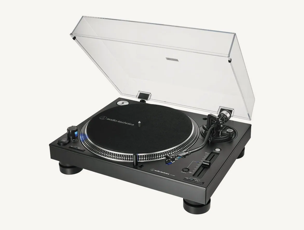 Platine DJ Audio-Technica AT-LP140XP noire vue de trois quarts, couvercle anti-poussière ouvert