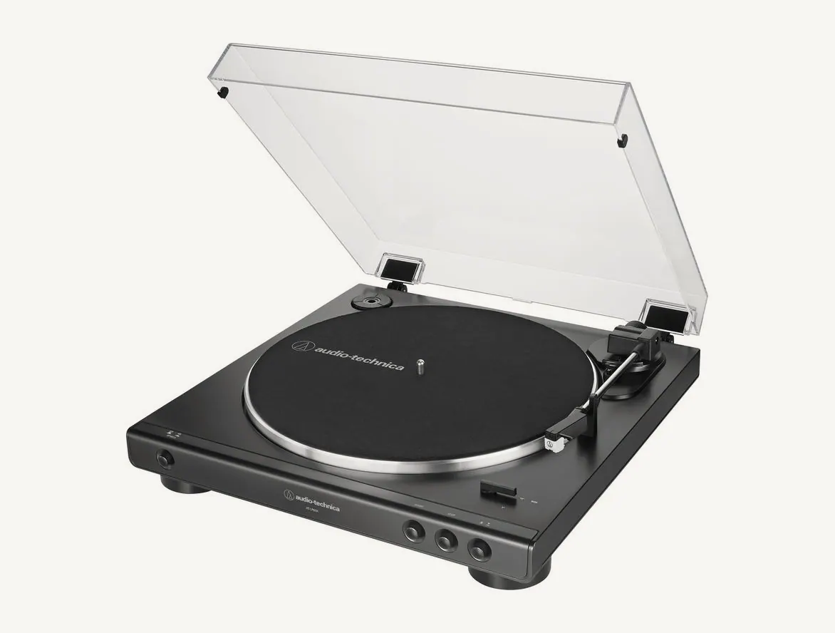 Platine vinyle Audio-Technica AT-LP60X noire vue de trois quarts, couvercle ouvert