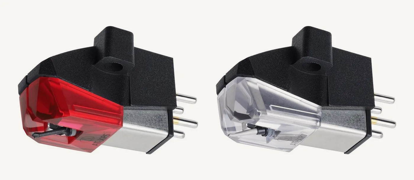 Les cellules Audio-Technica AT-XP5 à protège-pointe rouge et AT-XP7 à protège-pointe transparent côte à côte