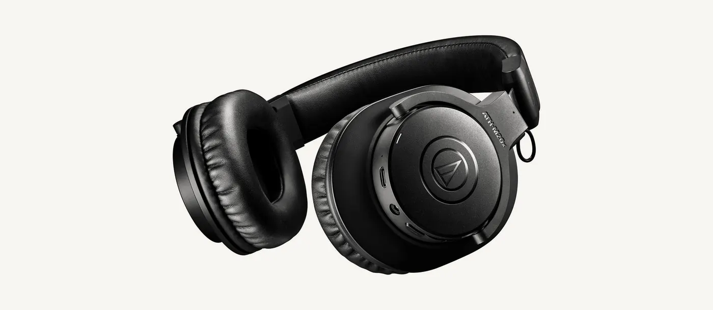 Casque ATH-M20xBT posé à plat, boutons de commande visibles sur l'oreillette gauche