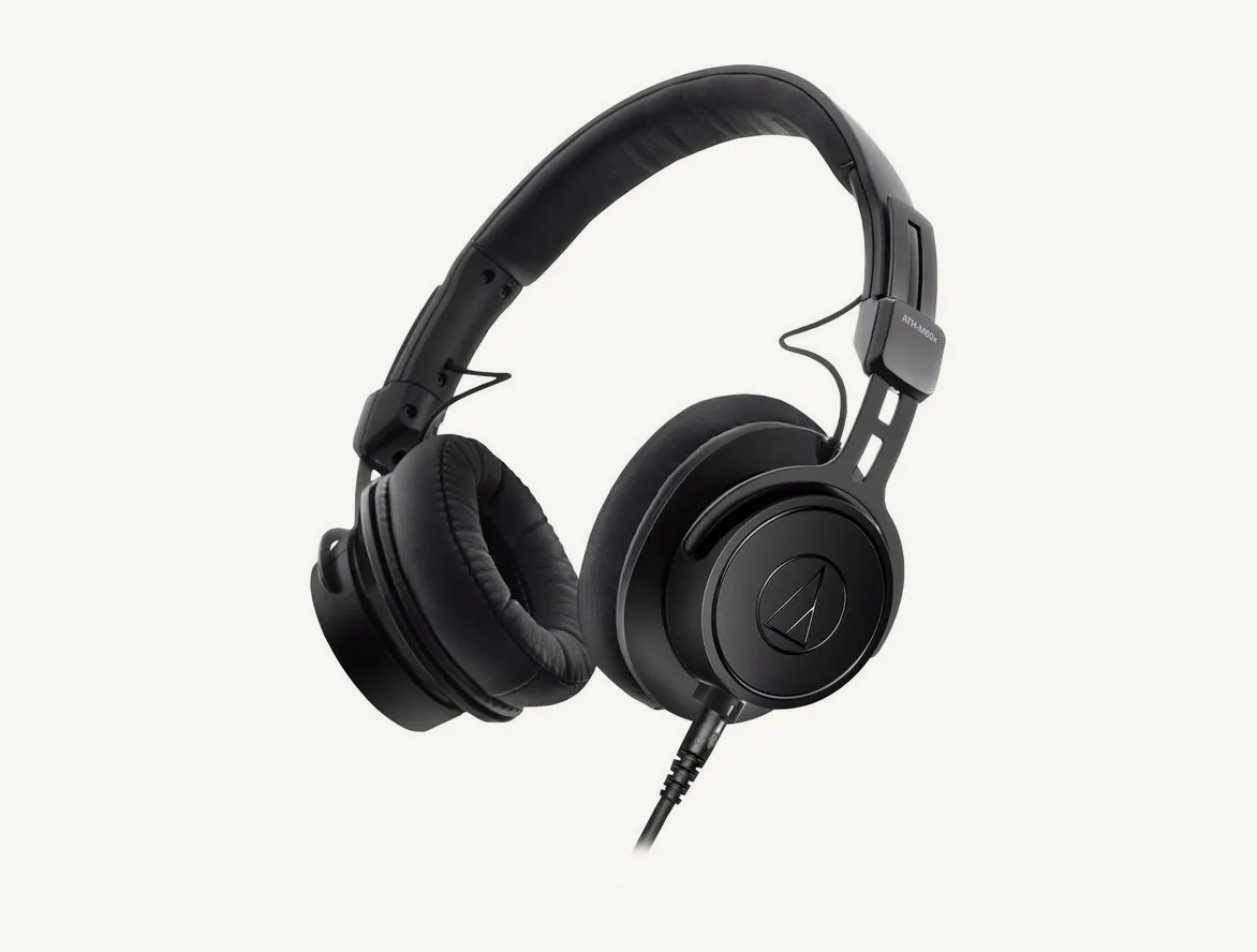 Casque de monitoring Audio-Technica ATH-M60xa noir vu de trois quarts, câble branché